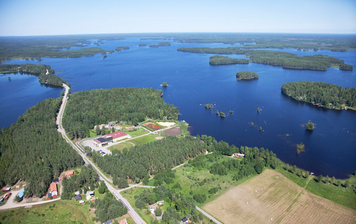 Flygbild över vattenverket Rökebo där Öjaren samt väg 272 syns.