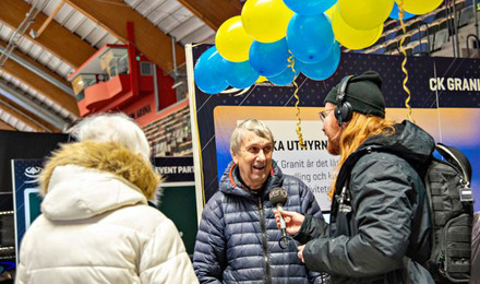 Man intervjuas av journalist från P4 Gävleborg.