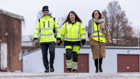 Magnus Flodman, Stina Eriksson & Ida Jahreskog på innergård GV96