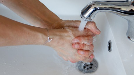 Tvättar händerna