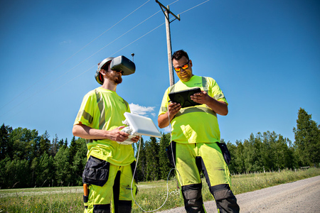 Martin Jonsson och Henrik Wallén inspekterar elnätet med hjälp av drönare.