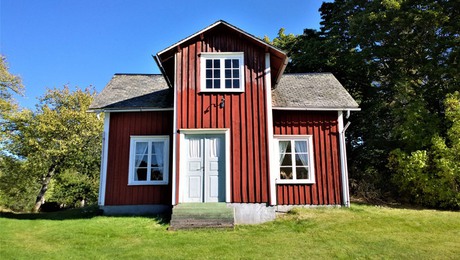 Äldre rödmålat hus.