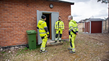 Tre medarbetare i varselkläder vid vattenverket i Jäderfors.
