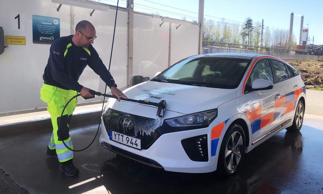 André Tannemark, underhållsingenjör på Vatten, tvättar en av Sandviken Energis bilar på en biltvätt.